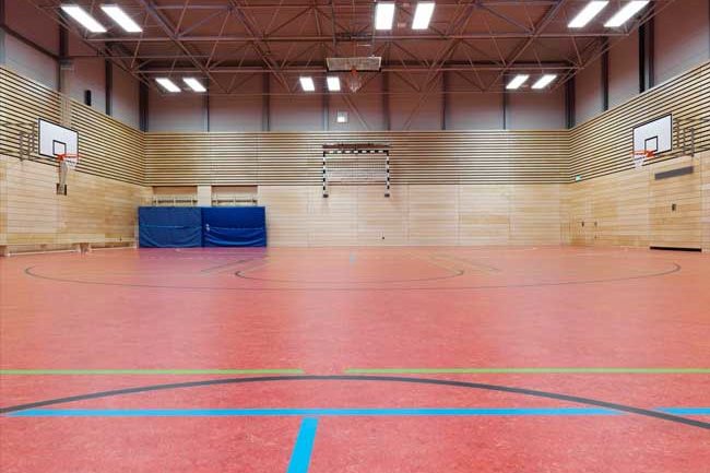 Sporthalle Canisius Gymnasium, Ahaus. Der neue Sportboden der Turnhalle in Ahaus ist bereit für den Sportunterricht.